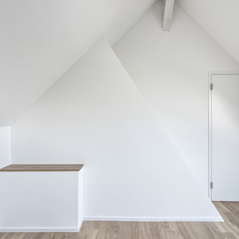 Schlafzimmer und Kamin.