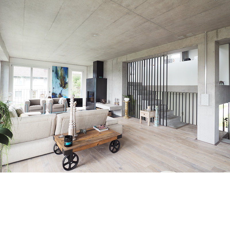 Wohnzimmer mit Aufgang zum Schlafzimmer.