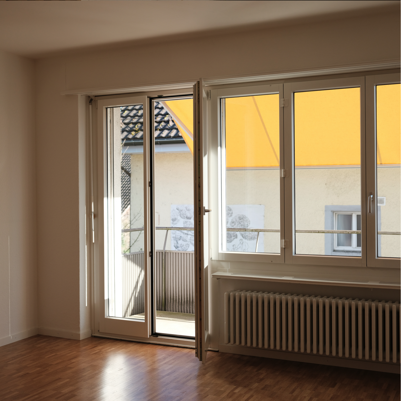 Wohnzimmer mit neu bezogenen Markisen.