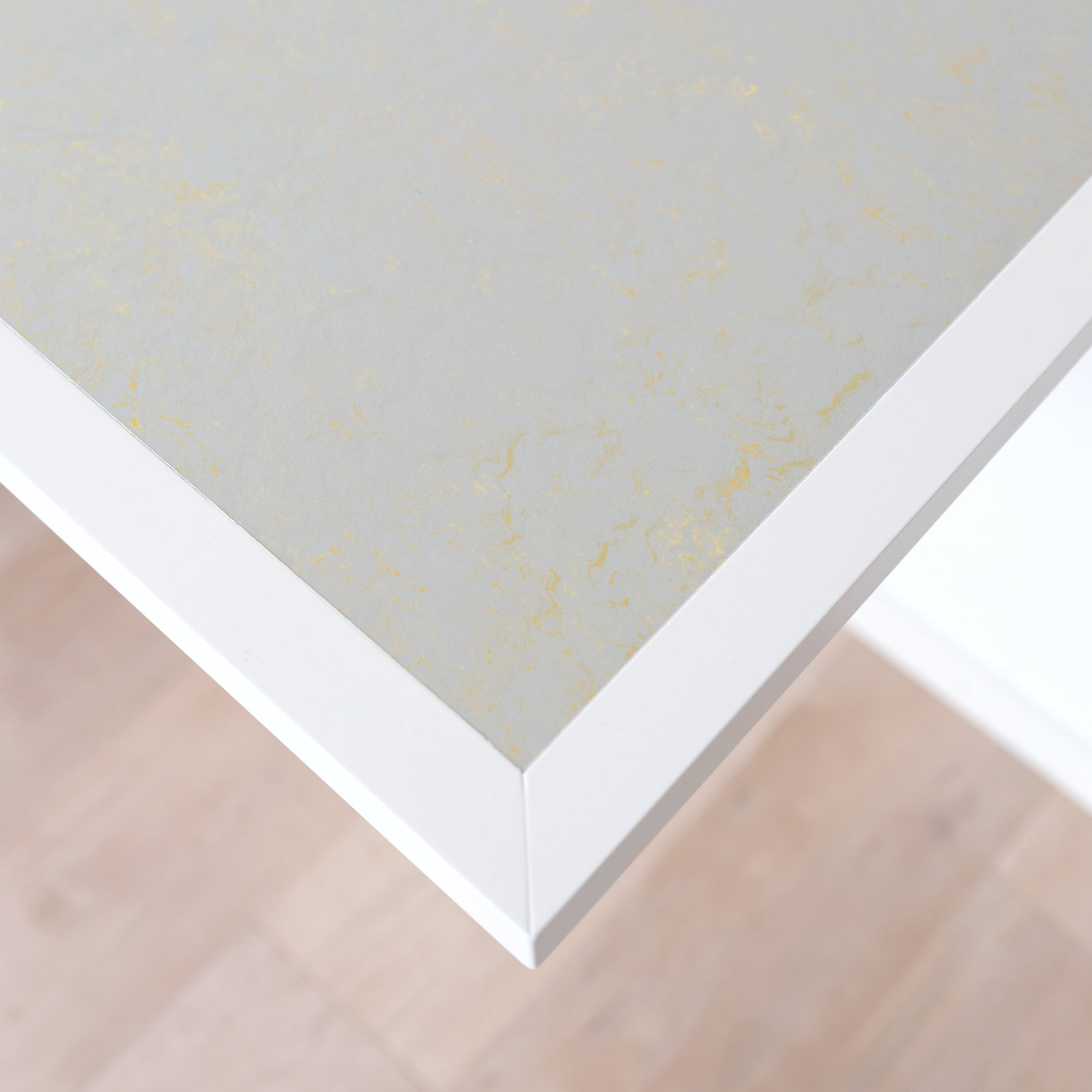 Detail Tischplatte mit Linoleum-Einlage.