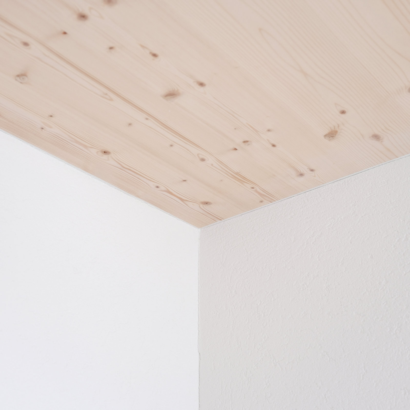 Übergang Holzdecke zu Putz.